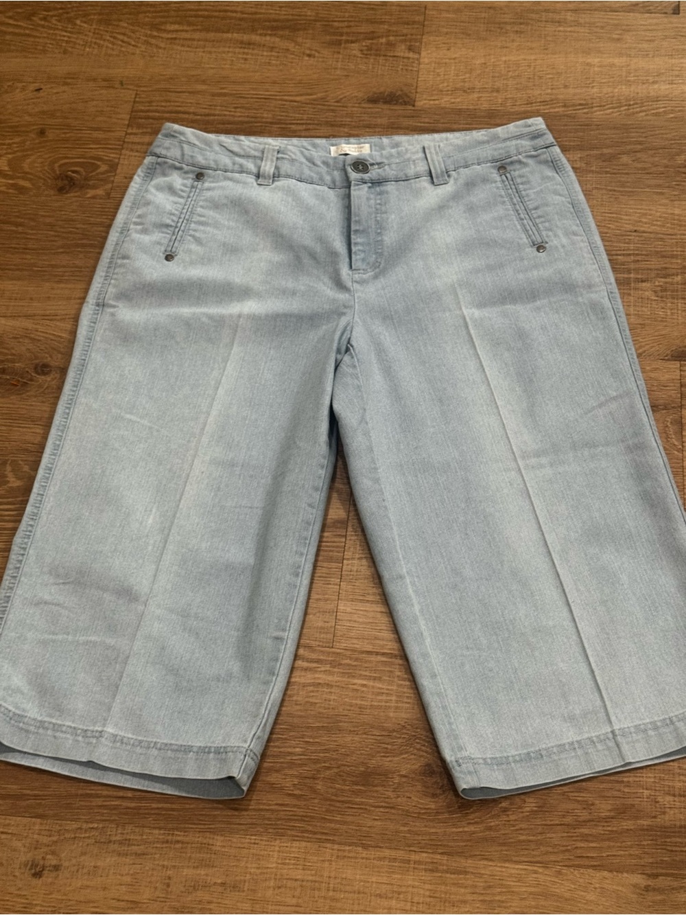 Christopher & Banks Light Wash Capri Pants Women’s Size 14